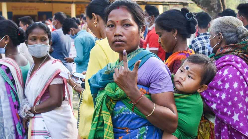 2.42 करोड़ महिला वोटरों को साधने की रणनीति, तृणमूल ने बढ़ाया लक्खी भंडार का अनुदान