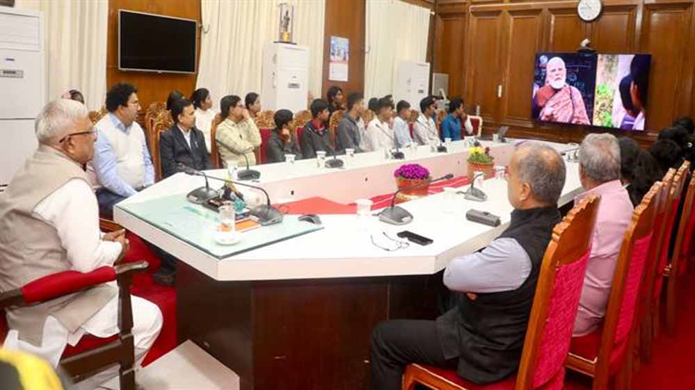 राज्यपाल पटेल ने बच्चों के साथ किया “परीक्षा पे चर्चा” कार्यक्रम में भागीदारी