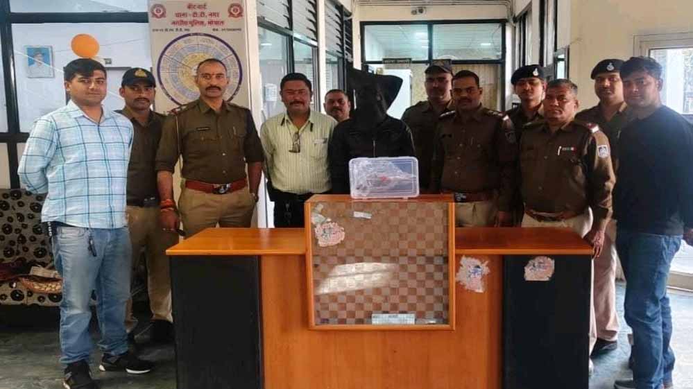 अड़ीबाजी और मारपीट के मामले में फरार आरोपी कट्टे के साथ गिरफ्तार