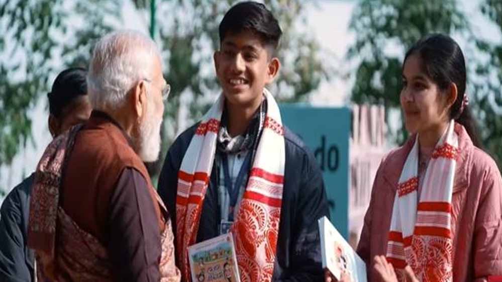 स्कूल शिक्षा मंत्री सिंह ने नरसिंहपुर जिले के ग्राम तेंदूखेड़ा में विद्यार्थियों के साथ सुने प्रधानमंत्री मोदी के परीक्षा मंत्र