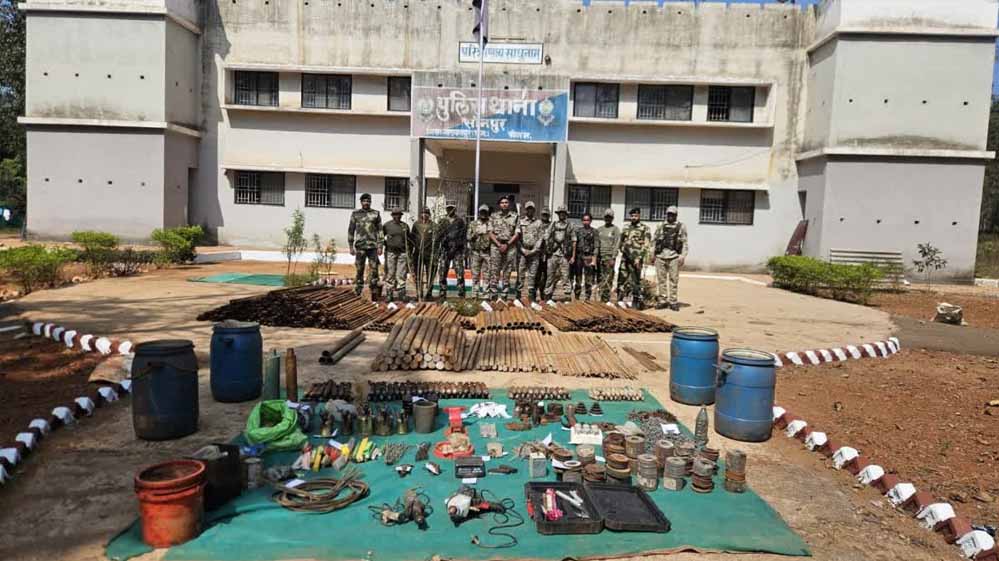 अबूझमाड़ में नक्सलियों के हथियार फैक्ट्री और विस्फोटक का जखीरा बरामद, सुरक्षा बलों की बड़ी कार्रवाई