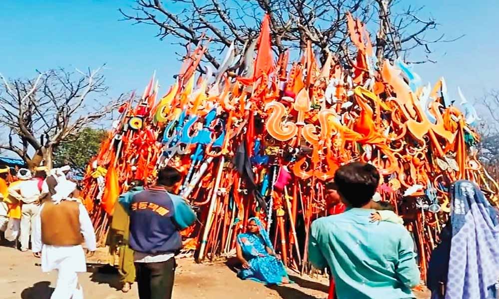 सतपुड़ा की वादियों में गूंजे हर-हर महादेव, त्रिशूल लेकर चौरागढ़ महादेव के लिए निकले श्रद्धालु
