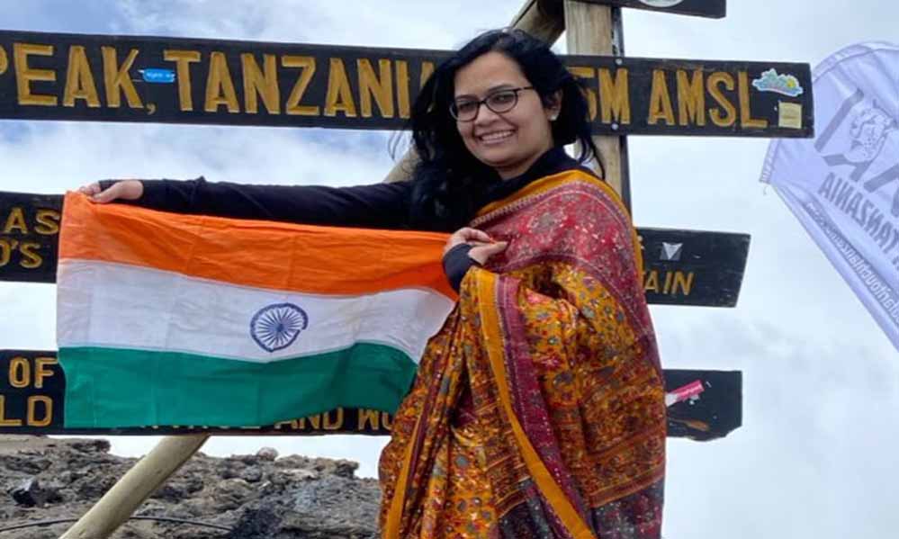 इंदौर की बेटी आंकाक्षा ने 19,000 फीट ऊंची किलिमंजारो चोटी पर चढ़ाई, साड़ी पहन तिरंगा फहराया