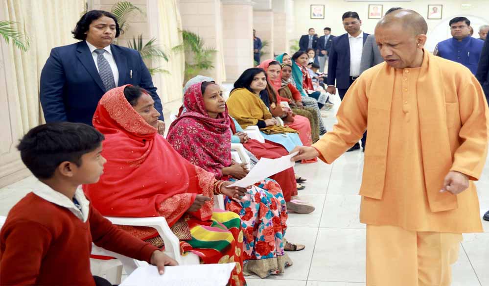 सीएम ने बच्चों को दी सीख- मन लगाकर पढ़ाई करो, मोबाइल से दूर रहो