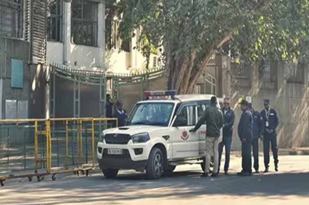 स्कूलों को बम से उड़ाने की धमकी से अफरा-तफरी, दिल्ली के 9 स्कूल अलर्ट पर