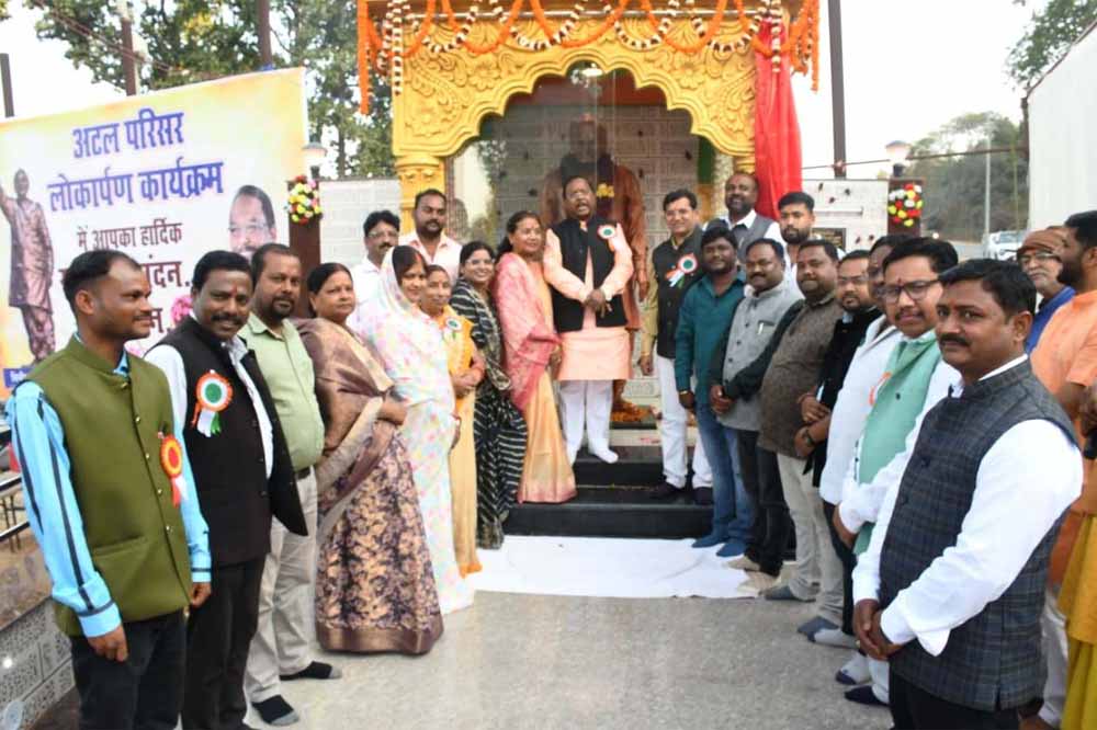 मंत्री ने अष्टधातु प्रतिमा का भी अनावरण किया