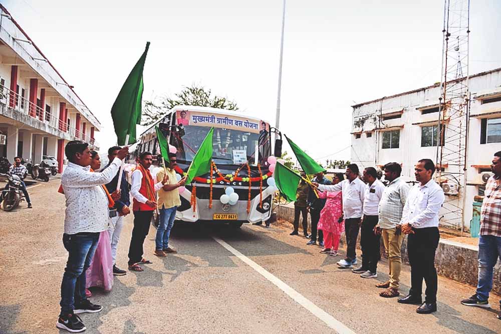 जशपुर के तीन रूट की बसों को दिखाई हरी झंडी, दूरस्थ ग्रामों में मुख्यमंत्री ग्रामीण बस योजना शुरू