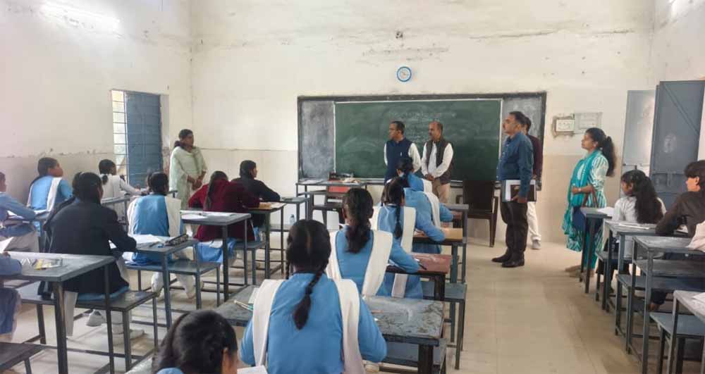 कलेक्टर ने किया परीक्षा केन्द्रों का आकस्मिक निरीक्षण, अंग्रेजी की परीक्षा में 269 परीक्षार्थी गैरहाजिर