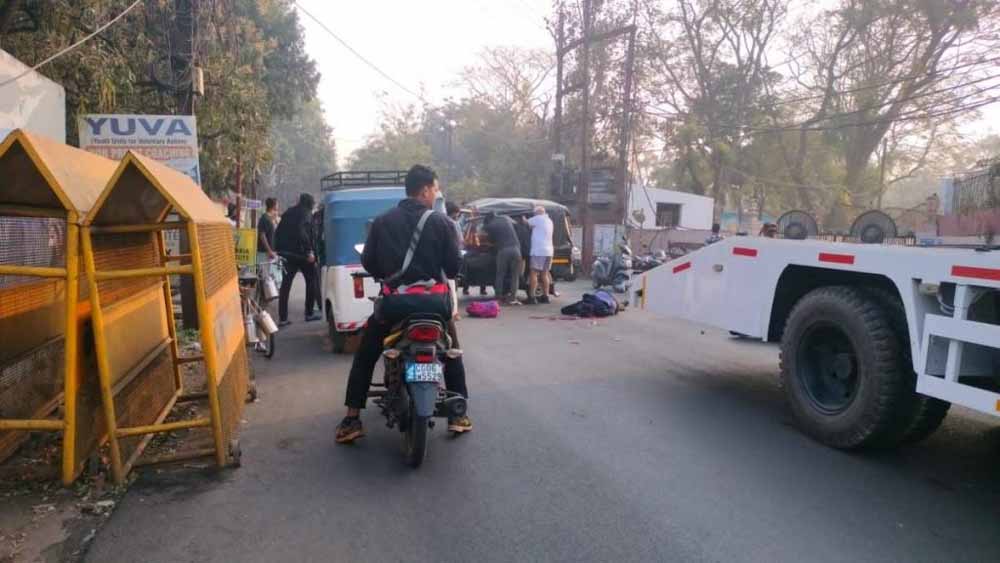 एक की मौके पर मौत, ट्रैफिक पुलिस की गाड़ी की चपेट में आए दो मासूम बच्चे