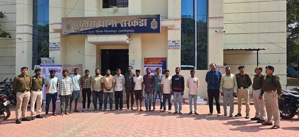 कांम्बिंग गश्त में 300 जवानों ने संभाला मोर्चा, 126 वारंटी और 11 फरार आरोपी पकड़े