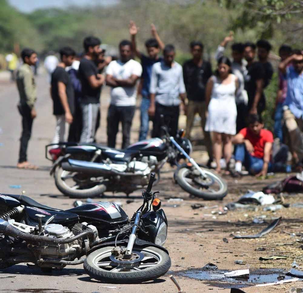 पति-पत्नी समेत 3 की मौत, रायपुर में दो बाइकों में हुई जोरदार टक्कर