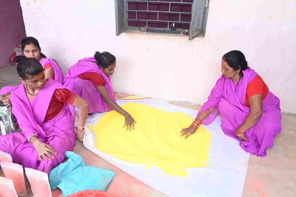 स्व सहायता समूह की महिलाएं बना रहीं प्राकृतिक गुलाल, प्राकृतिक रंगों से चमकेगी होली