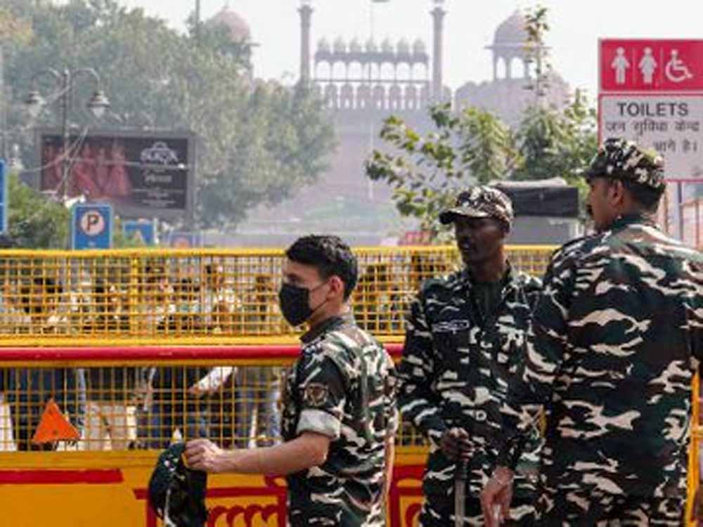 दिल्ली अलर्ट मोड पर: बढ़ाई गई निगरानी, बम निरोधक दस्ते तैनात