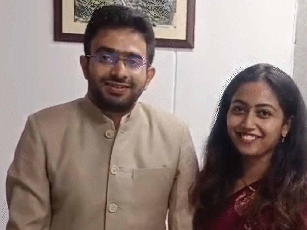 IAS कपल ने पेश की सादगी की मिसाल, ट्रेनिंग में मुलाकात और DM चैंबर में की शादी