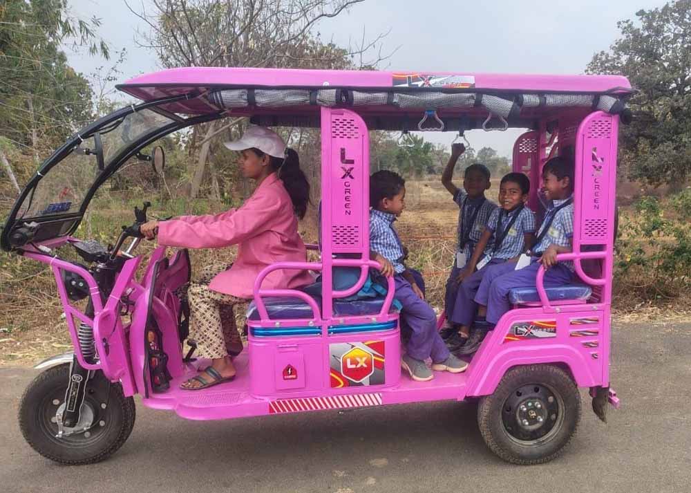 बच्चों की मुस्कान बनी पहचान, ई-रिक्शा चलाकर आत्मनिर्भर बनीं गीता दीदी