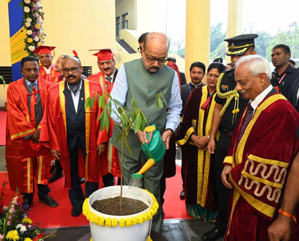 राज्यपाल रमेन डेका आज एमिटी विश्वविद्यालय के दीक्षांत समारोह में हुए शामिल