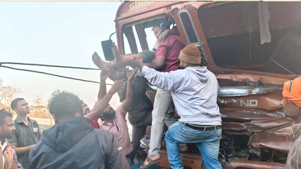 तीन घंटे तक फंसा रहा, धार में ट्रक ड्राइवर ने कंटेनर को मारी टक्कर