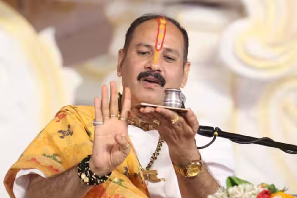 पंडित प्रदीप मिश्रा की कथा के दौरान महिला पर पड़ा भारी असर, कार्डियक अरेस्ट से हालात गंभीर