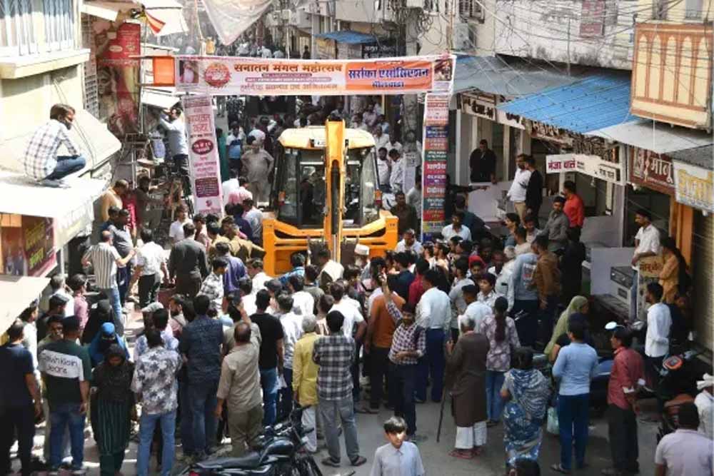 बुलडोजर देख व्यापारियों ने खौफ में खुद चलाए हथौड़े, भीलवाड़ा सर्राफा बाजार में 100 साल में पहली बड़ी स्ट्राइक