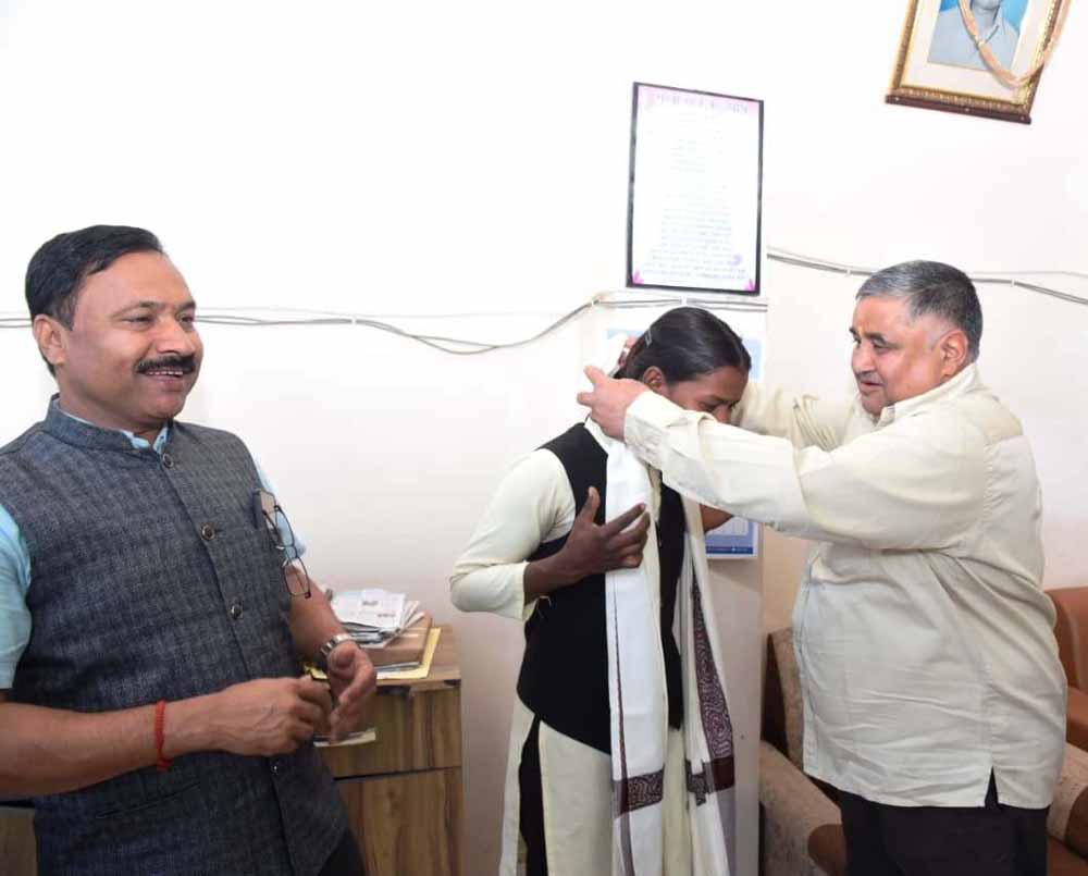 खेल में प्रदेश का मान बढ़ाने वाली सुधा सिंह का सम्मान, पर्यटन मंत्री राजेश अग्रवाल ने सराहा प्रदर्श