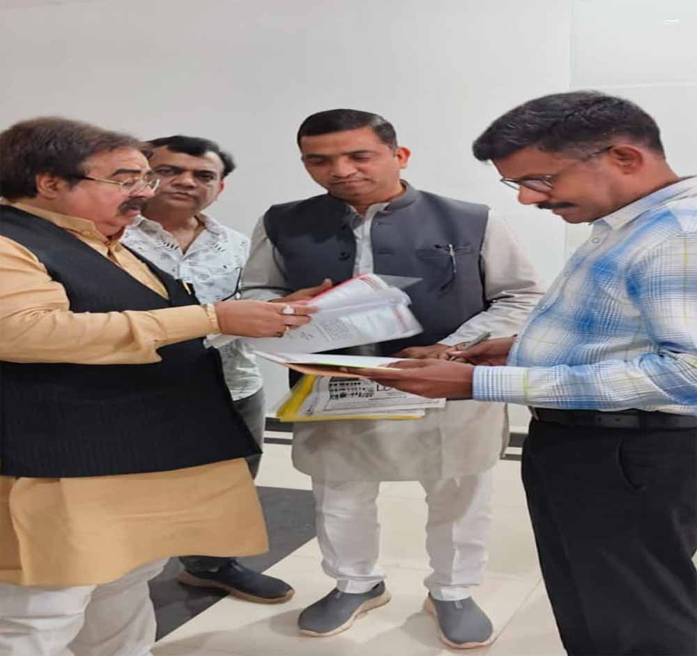 अविलंब सुधारी जाये सड़के -चेंबर कलेक्टर से मिले चेंबर के पदाधिकारी