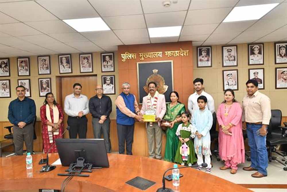 पुलिस मुख्यालय परिवार द्वारा चार सेवानिवृत्‍त कर्मचारियों को भावभीनी विदाई