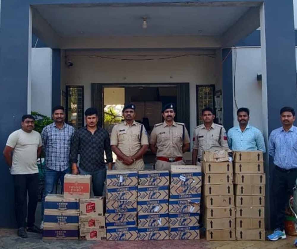 नाकाबंदी बेअसर! कार छोड़ मौके से फरार हुआ शराब तस्कर