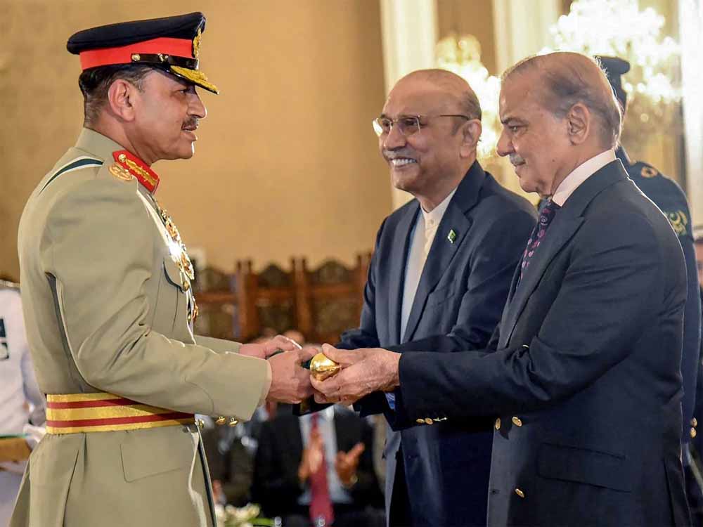 पाकिस्तान में सरकार में सेना के दखल पर रक्षा मंत्री की दो टूक, आसिम मुनीर नहीं हैं मेरे बॉस