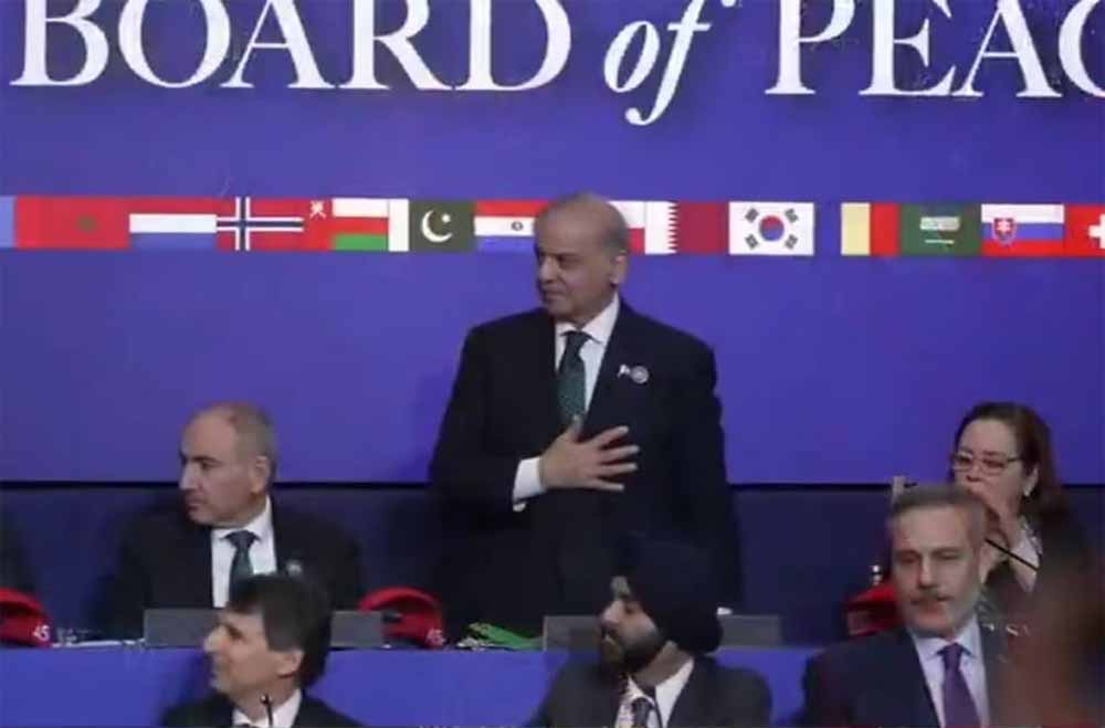 शहबाज को खड़ा करवाकर की मोदी की तारीफ, ट्रंप ने भरी बैठक में पाक को किया जलील