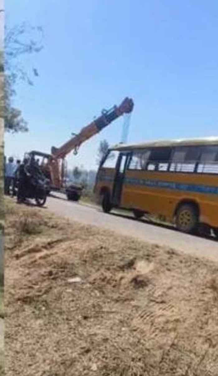 रफ्तार और लापरवाही का खामियाजा, स्कूल बस ओवरटेक करते ही नहर में जा गिरी बाइक