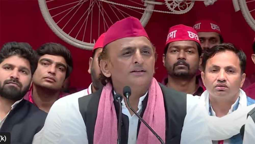 अखिलेश यादव का बड़ा बयान: 100 MLA जुटाओ, CM बन जाओ, योगी के दौरे पर कसा तंज