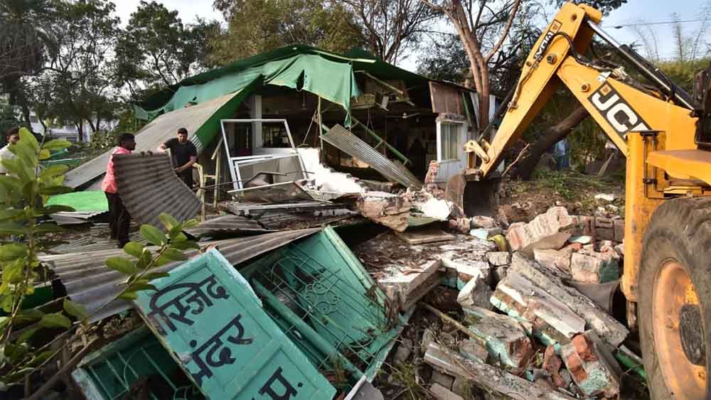 तकनीक के सहारे कार्रवाई: उज्जैन में पंच पीर मजार के आसपास वर्षों पुराना अतिक्रमण हटाया गया
