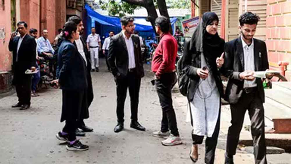 बम से उड़ाने की धमकी के बाद बंगाल में हाई अलर्ट, 6 अदालतों को तुरंत कराया गया खाली