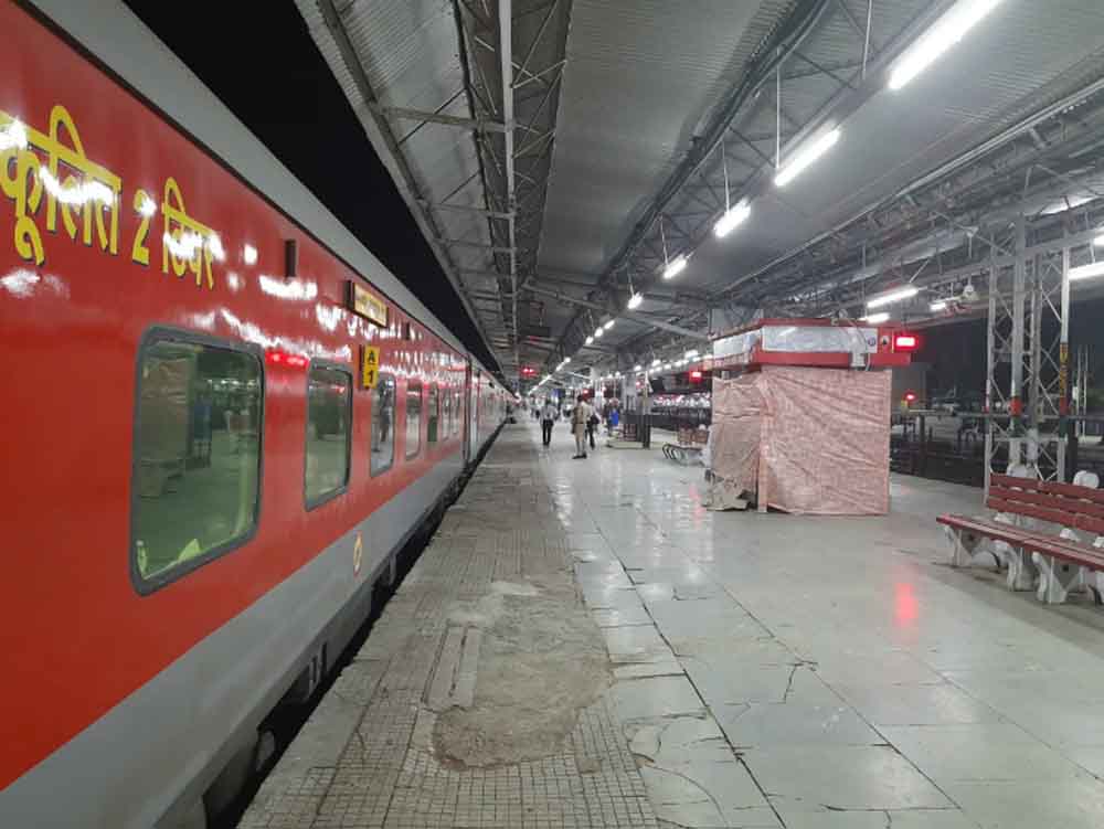 भोपाल एक्सप्रेस अलर्ट: ‘बी-2 कोच में आग लगी है’ अनाउंसमेंट के बाद यात्रियों में भगदड़