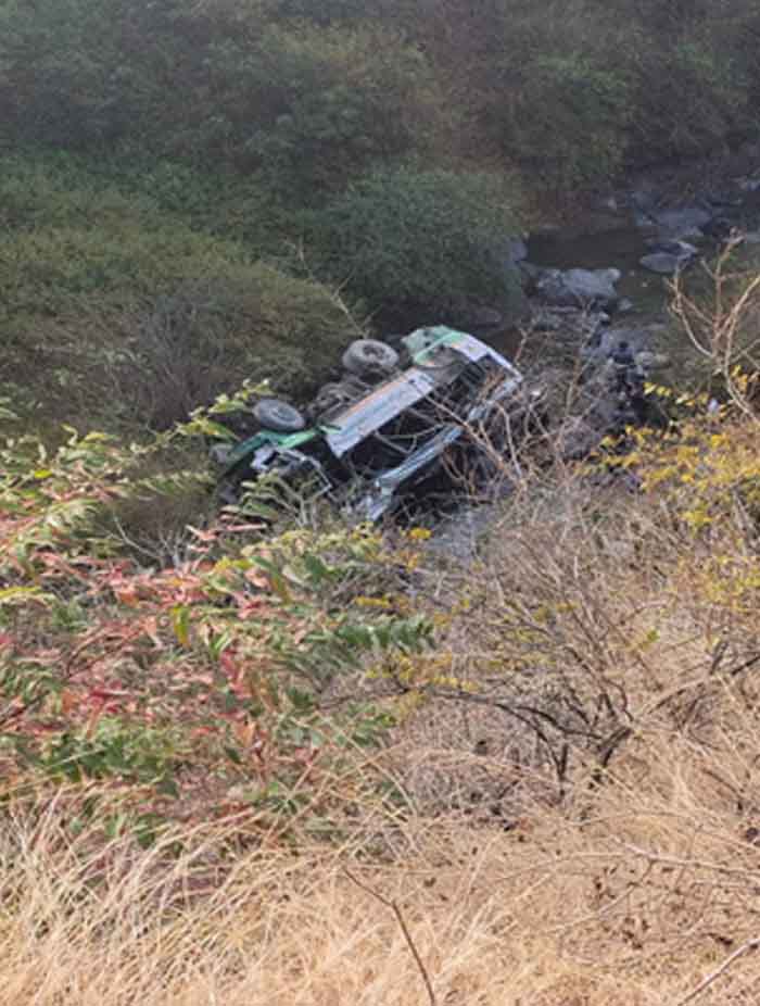 देहरादून में बस पलटी, खाई में गिरने से त्रासदी; 3 मरे, कई घायल