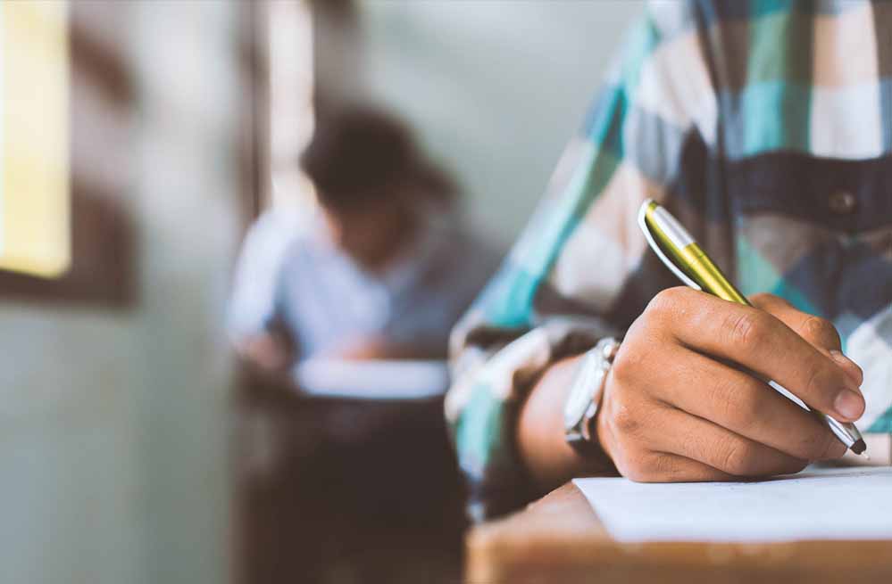 बोर्ड परीक्षा में हिजाब पर हंगामा, टीचर ने छात्राओं को धमकी दी, शिक्षा विभाग का बयान आया सामने