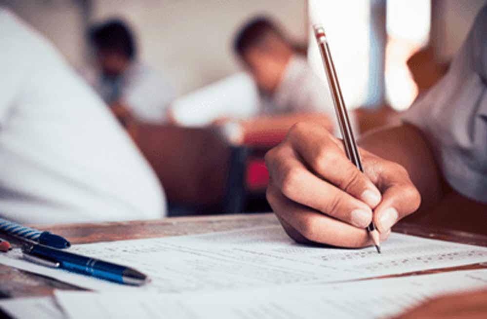 CBSE की चूक: गणित के पेपर कम होने के कारण छात्रों को तीन शिफ्ट में परीक्षा देनी पड़ी