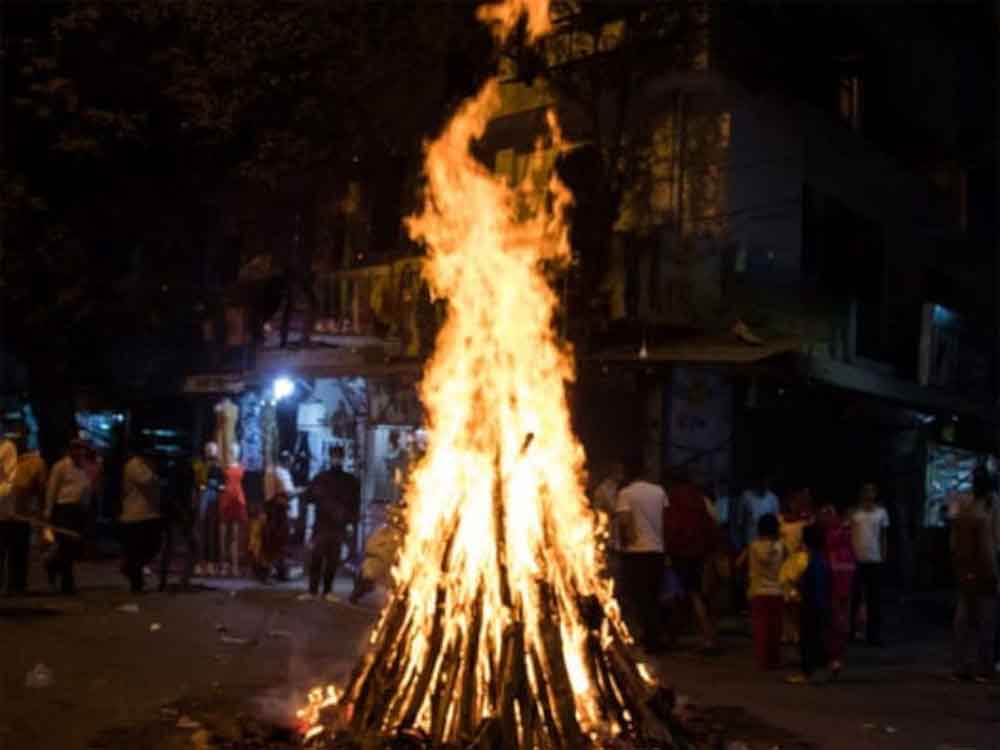 मार्च कैलेंडर खास: होलिका दहन से शुरू होंगे उत्सव, चैत्र नवरात्र से बढ़ेगी रौनक