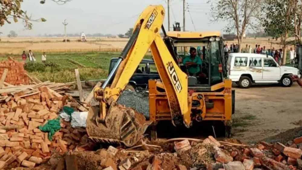 जिला प्रशासन ने की कड़ी कार्रवाई, एमवाय अस्पताल के पास 20 हजार वर्गफीट सरकारी जमीन से अतिक्रमण हटाया