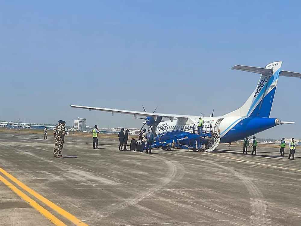 फ्लाइट में बम होने का दावा, पायलट को मिली रहस्यमयी पर्ची से मची हलचल