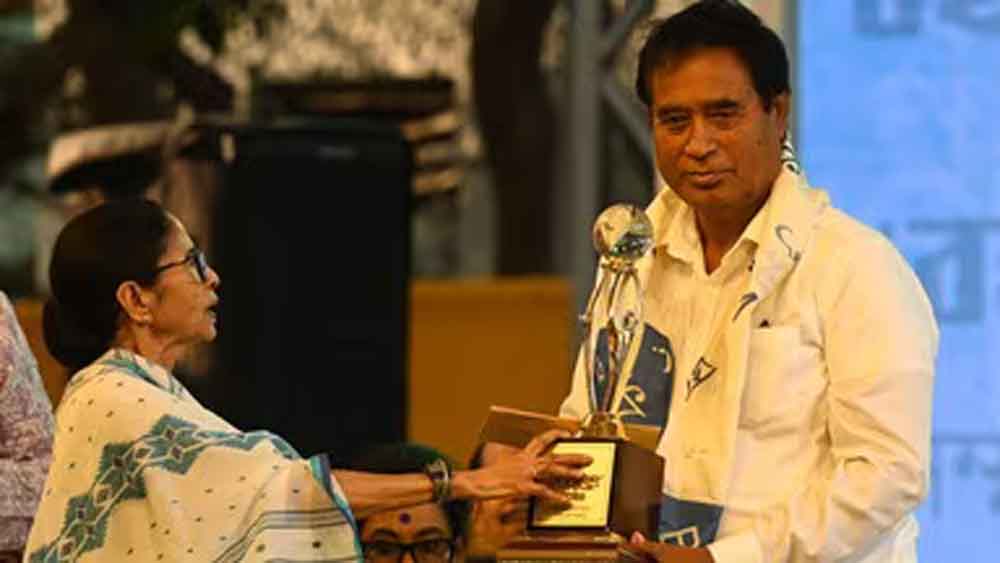 सियासत में नया ट्विस्ट: BJP सांसद को सम्मान देकर ममता बनर्जी ने क्या खेला मास्टरस्ट्रोक?