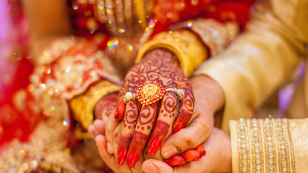 गुजरात सरकार का नया फैसला: शादी से पहले माता-पिता को भेजा जाएगा मैसेज, क्या आप समर्थन करते हैं?