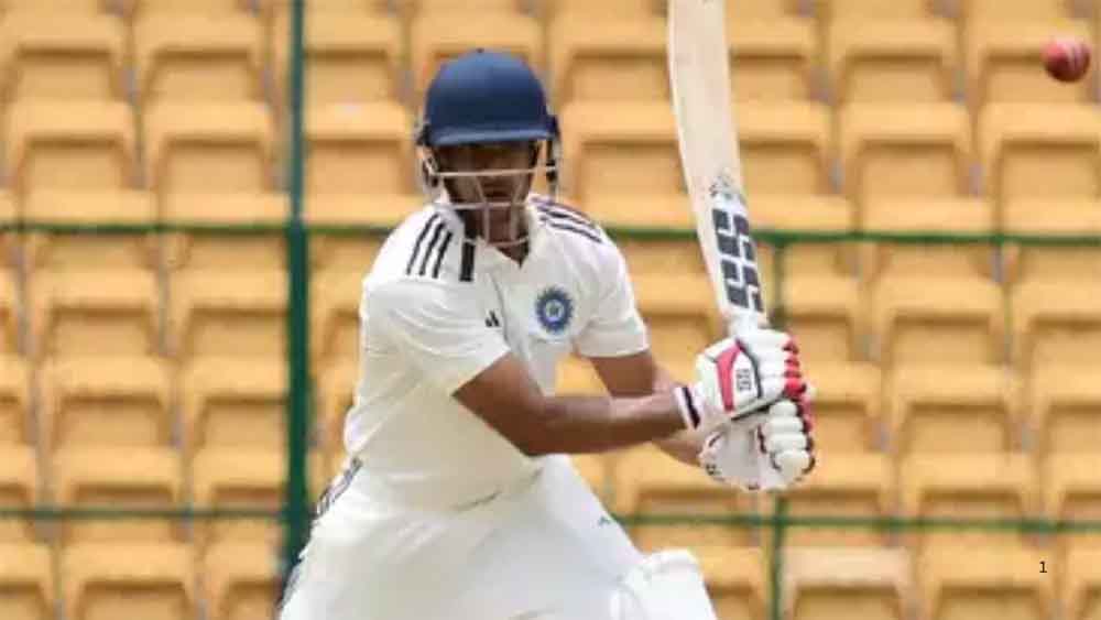 बल्लेबाजी ध्वस्त, लेकिन मयंक अग्रवाल के शतक ने बचाई लाज