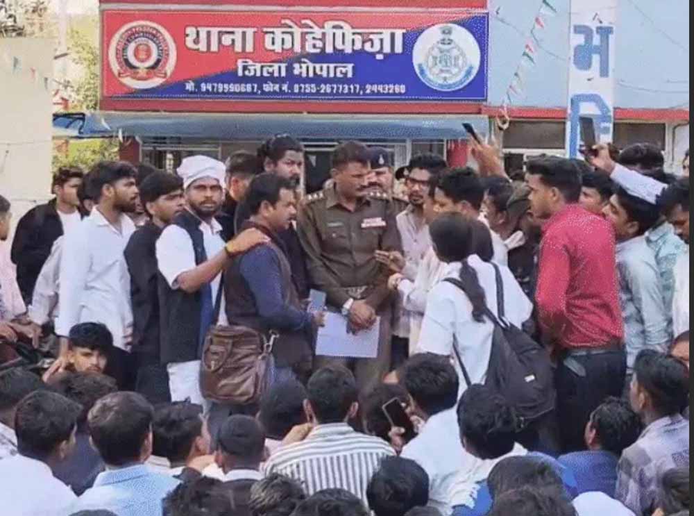 मेडिकल छात्रा की मौत को लेकर परिजनों ने किया थाने पर प्रदर्शन