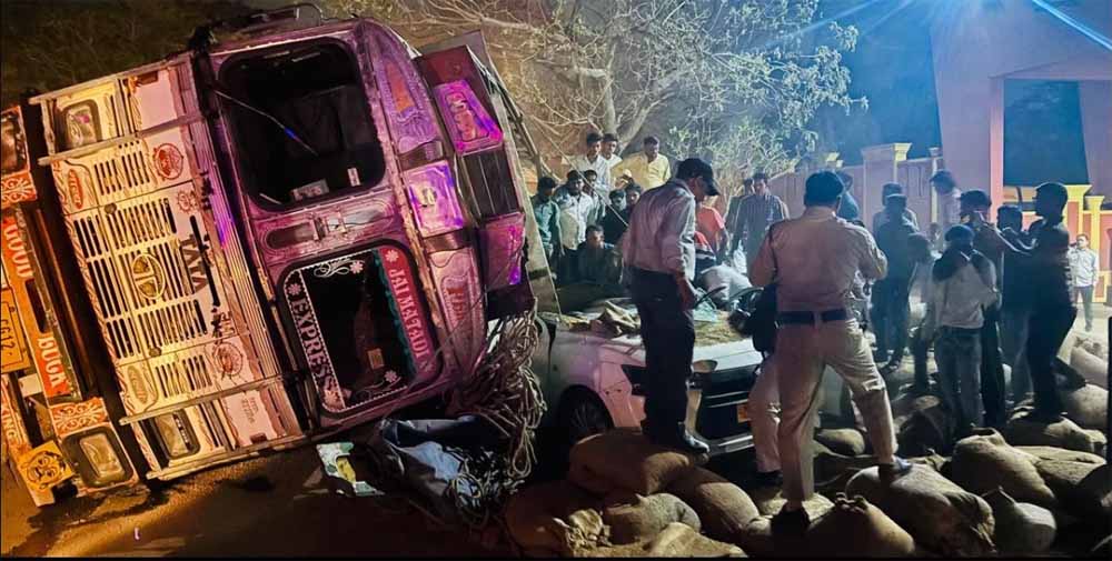 रायपुर सड़क हादसा: ट्रक के नीचे दब गई कार, एक की जान गई