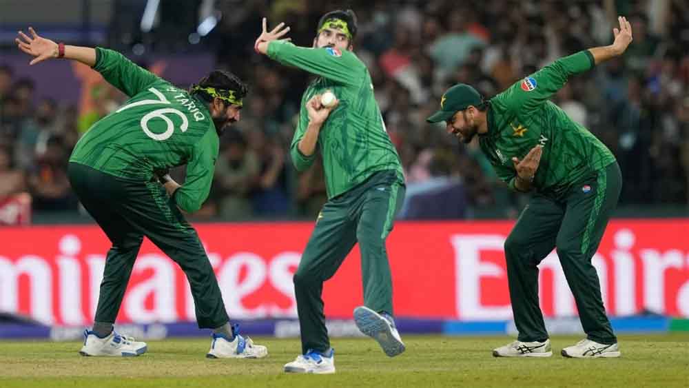 गलत फैसले पड़े भारी! उस्मान तारिक को देर से गेंद थमाने पर वकार यूनुस ने उठाए सवाल