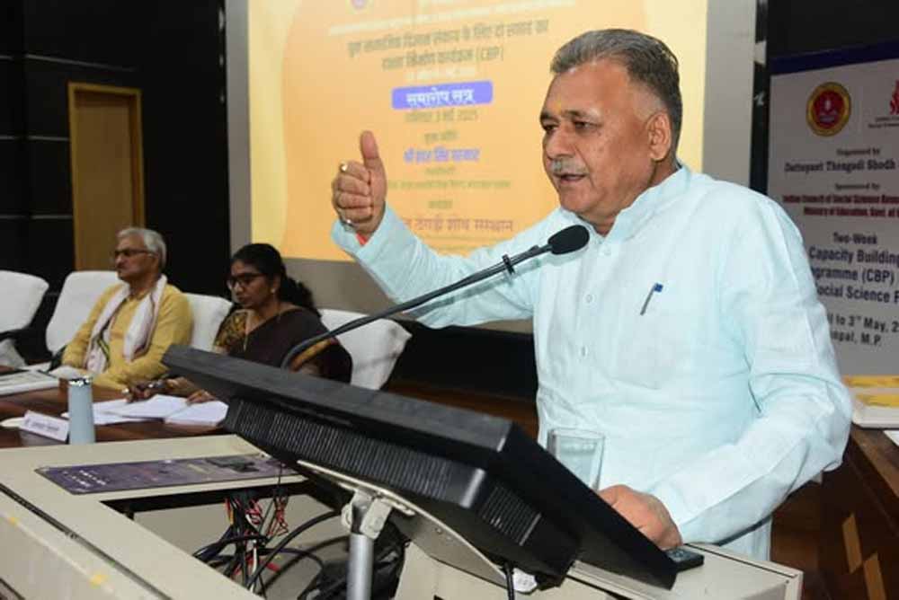 मंत्री  परमार ने, शासकीय महारानी लक्ष्मीबाई कन्या स्नातकोत्तर महाविद्यालय भोपाल द्वारा प्रकाशित शोध जर्नल का किया विमोचन