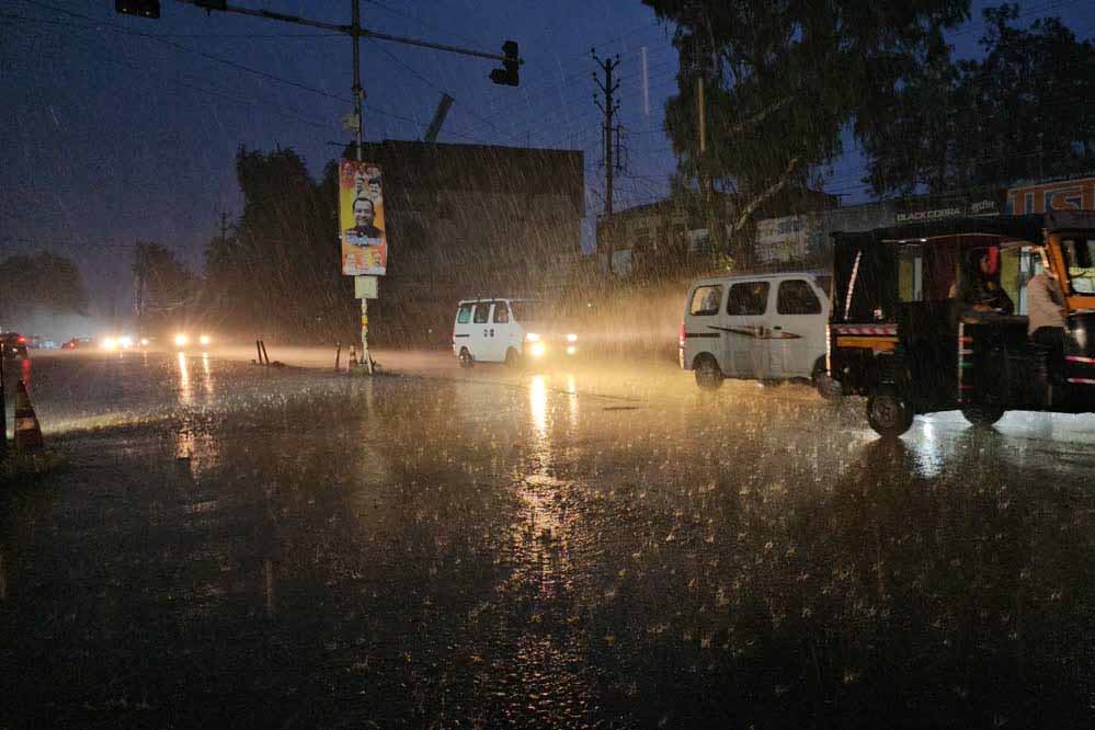 मौसम अलर्ट: MP के कई शहरों में बारिश और ओले, कोहरे ने घटाई विजिबिलिटी 30-50 मीटर तक