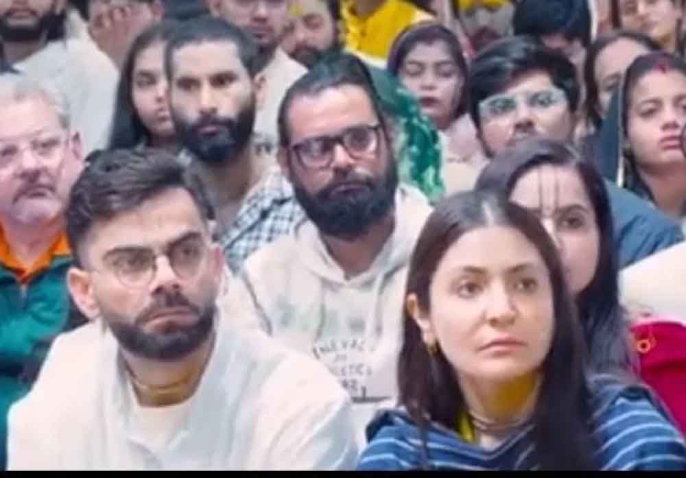 भक्ति में लीन दिखे Virat Kohli-Anushka Sharma, Premanand Maharaj के सत्संग में सादगी से बैठे नजर आए