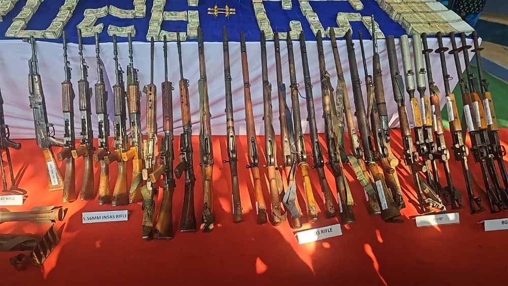 नक्सलियों पर बड़ा वार: डंप से 3.61 करोड़ कैश, सोना और AK-47 सहित 101 हथियारों का जखीरा मिला